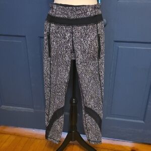 5/$40 Lululemon Black and White Mesh Accent 7/8 Leggings Sz 6 No Wear Pockets